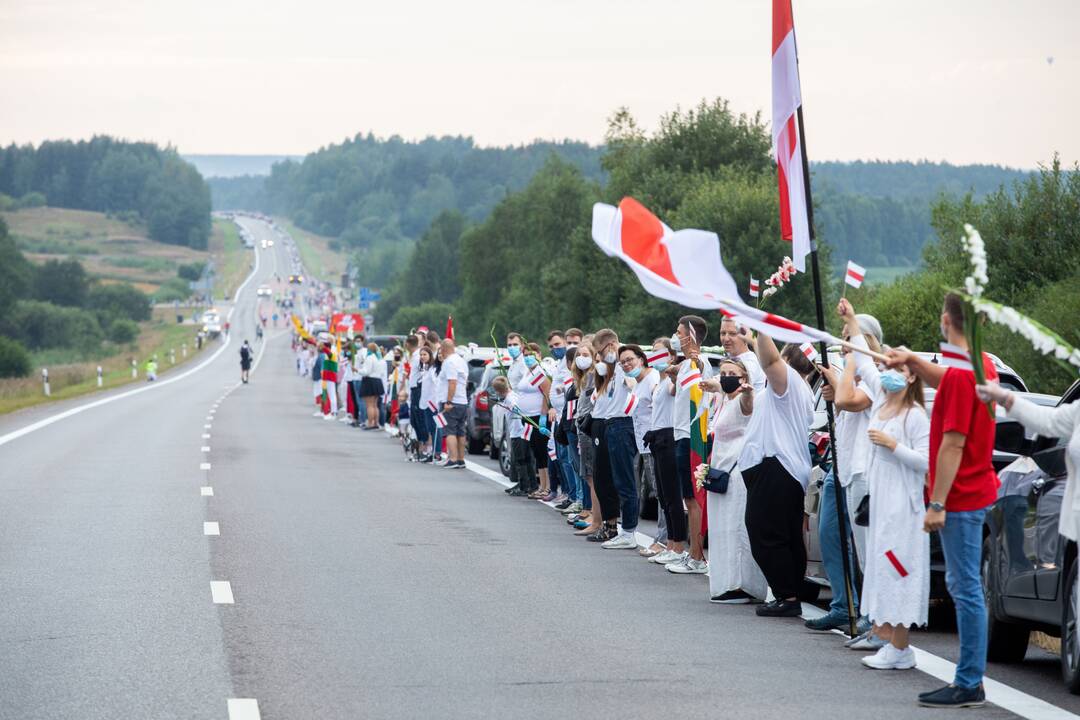 „Laisvės kelio“ dalyviai susikibo rankomis palaikydami Baltarusiją