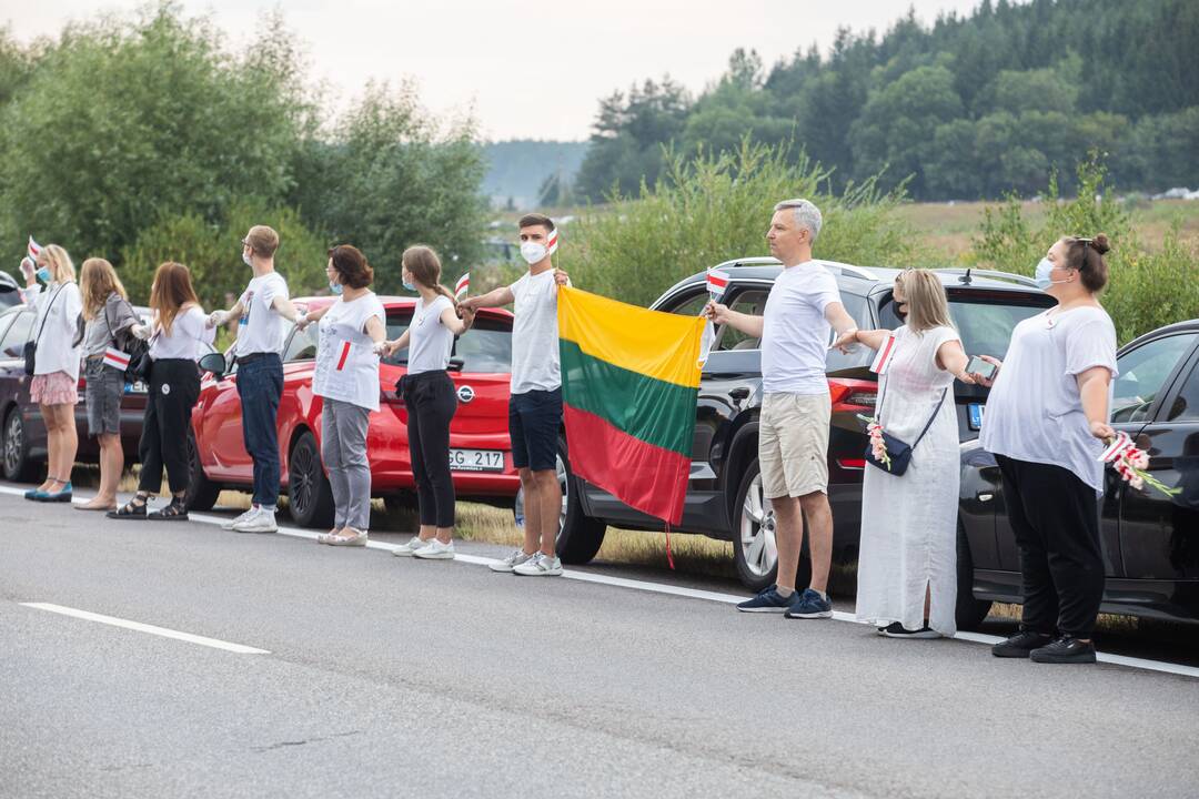 „Laisvės kelio“ dalyviai susikibo rankomis palaikydami Baltarusiją