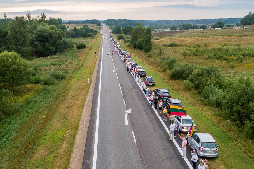 „Laisvės kelio“ dalyviai susikibo rankomis palaikydami Baltarusiją