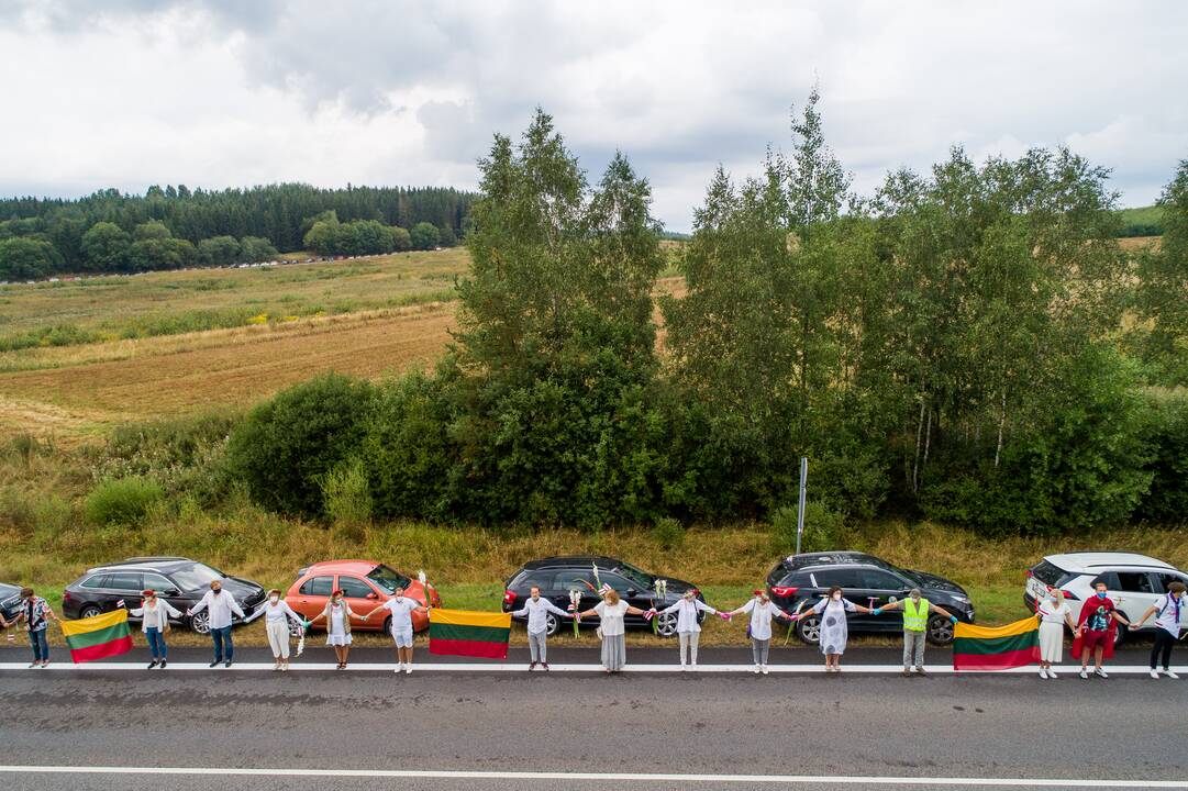 „Laisvės kelio“ dalyviai susikibo rankomis palaikydami Baltarusiją