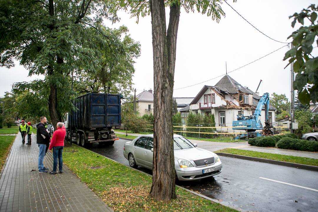 Žaliakalnyje nelegaliai griaunamas namas