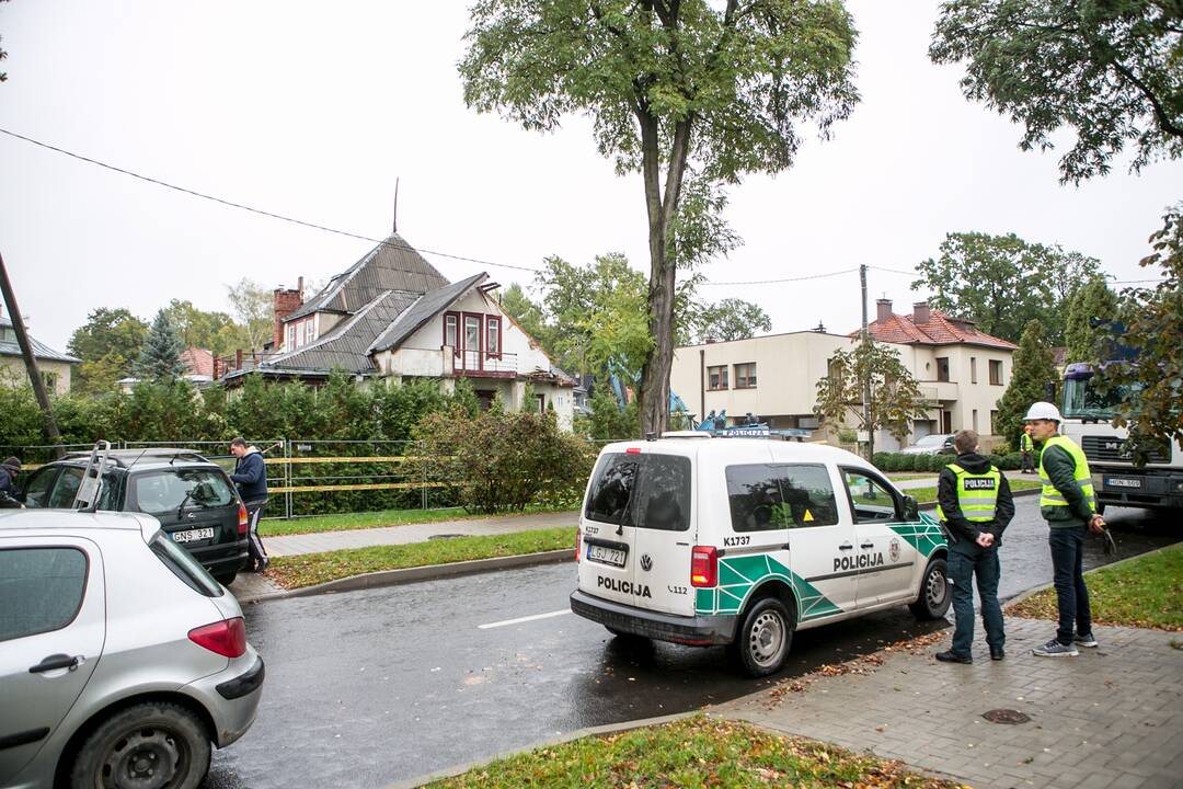 Žaliakalnyje nelegaliai griaunamas namas