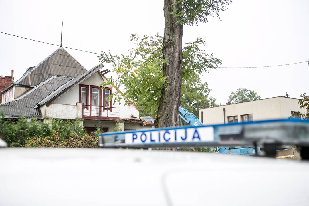 Žaliakalnyje nelegaliai griaunamas namas