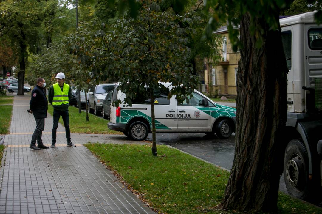 Žaliakalnyje nelegaliai griaunamas namas