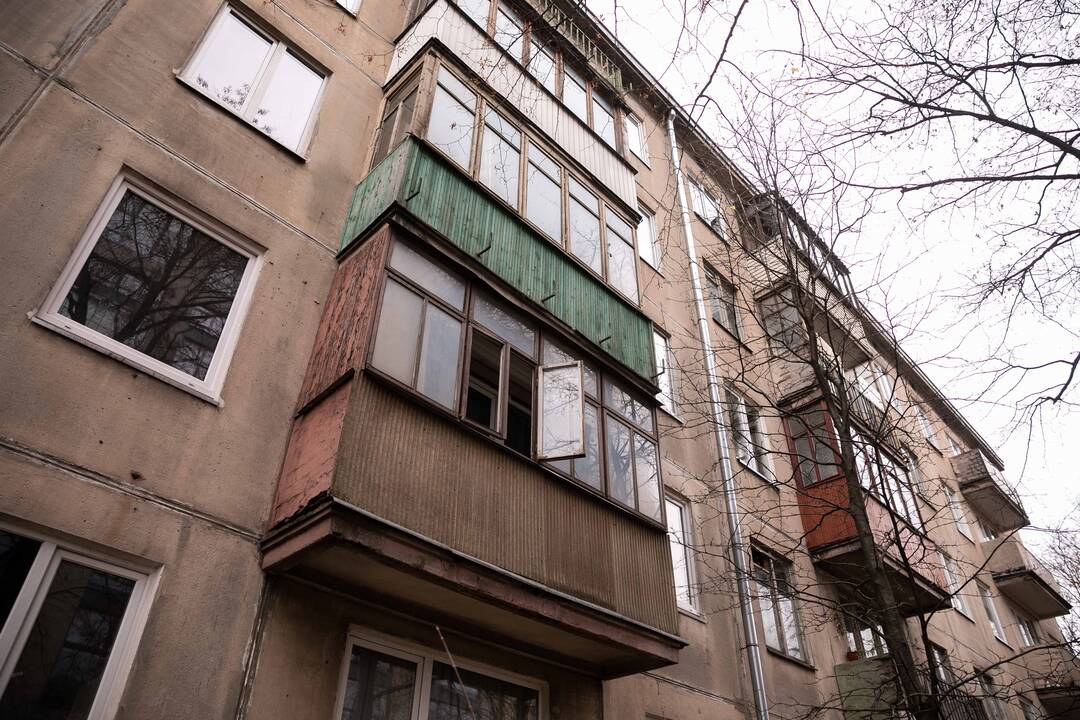 Siaubas Panevėžyje: nuo smurtautojo bėgusi moteris iššoko pro balkoną