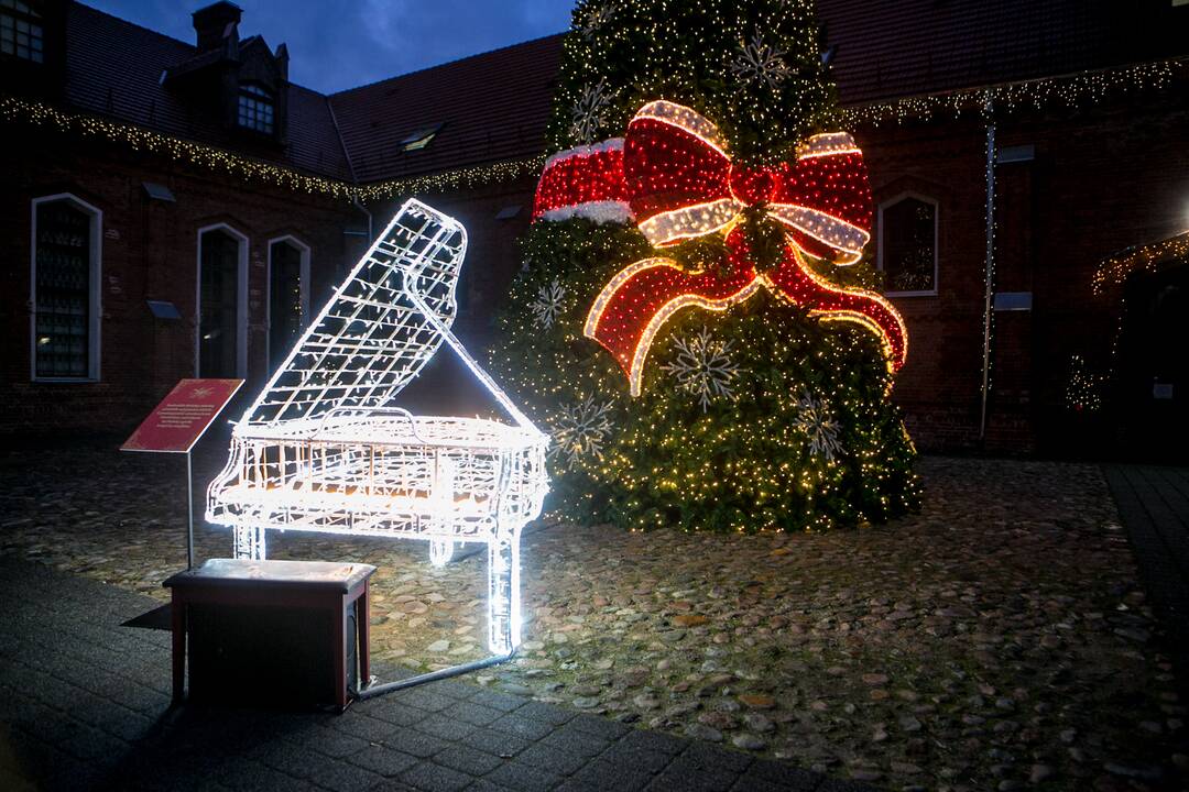 Raudondvaryje įžiebta kalėdinė eglutė