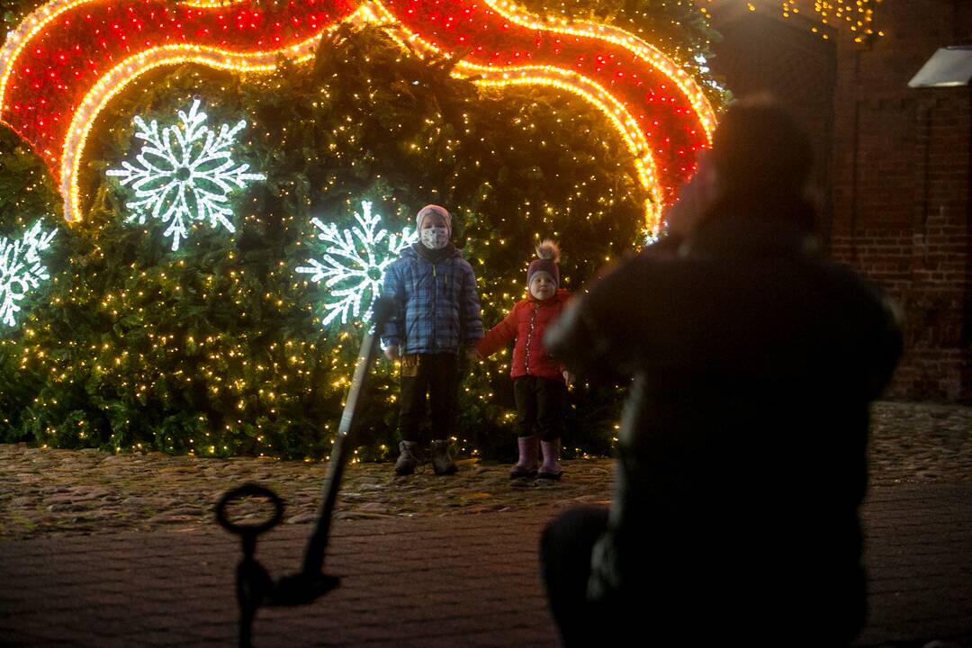 Raudondvaryje įžiebta kalėdinė eglutė