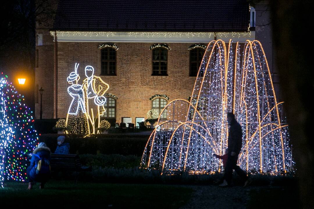 Raudondvaryje įžiebta kalėdinė eglutė
