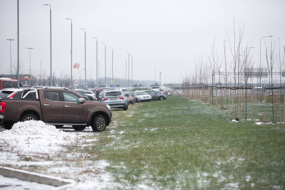 Prieš uždarant – pirkėjų minios Kauno prekybos centruose