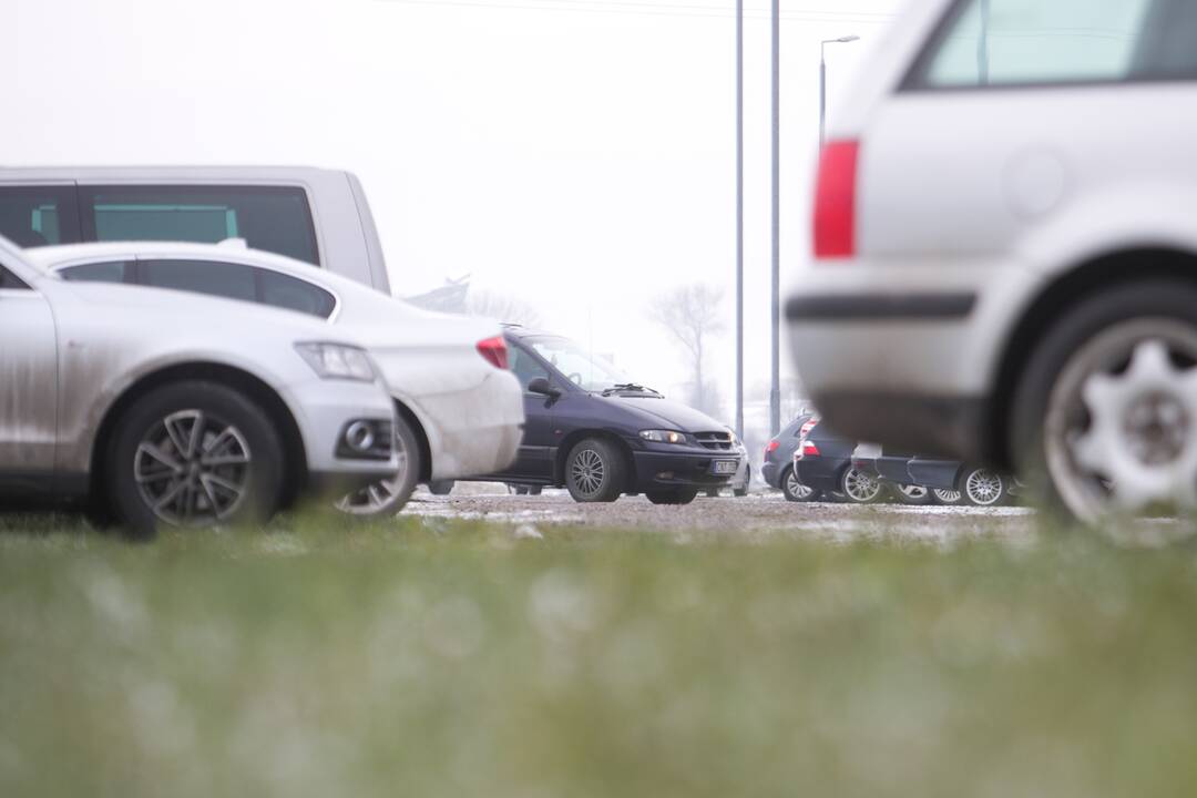 Prieš uždarant – pirkėjų minios Kauno prekybos centruose