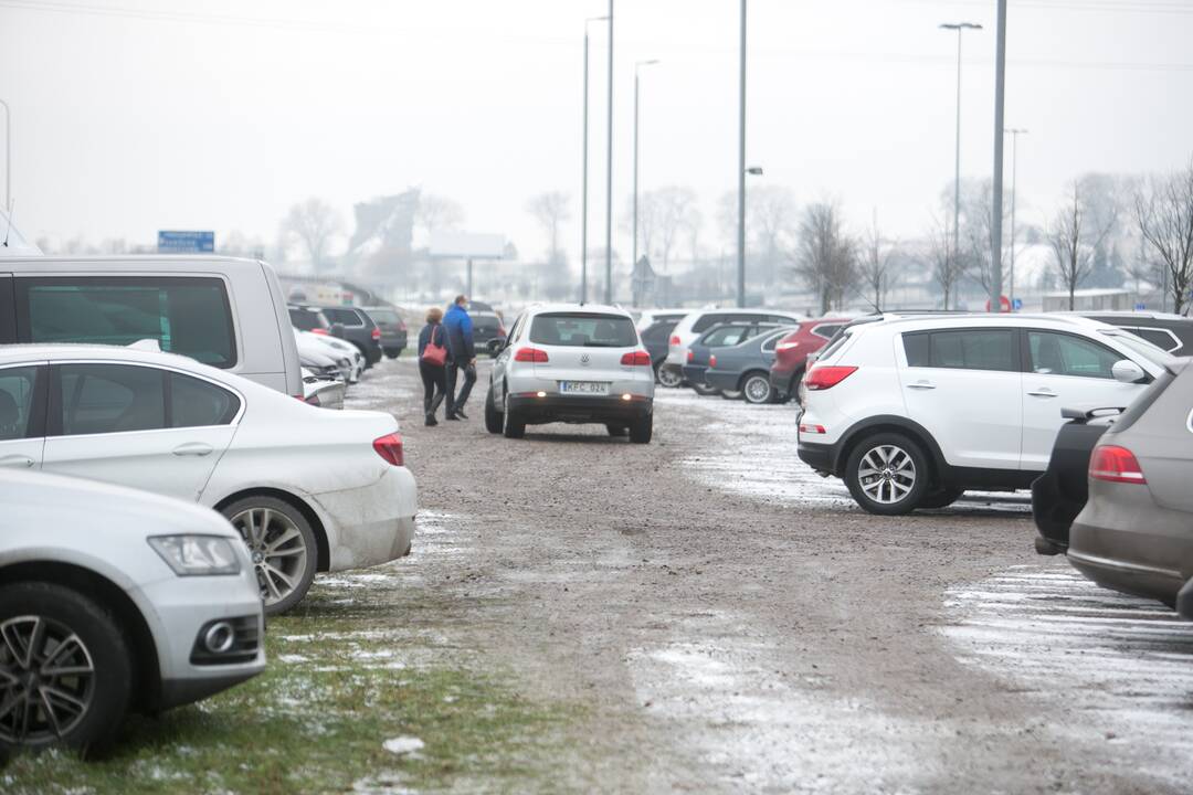 Prieš uždarant – pirkėjų minios Kauno prekybos centruose