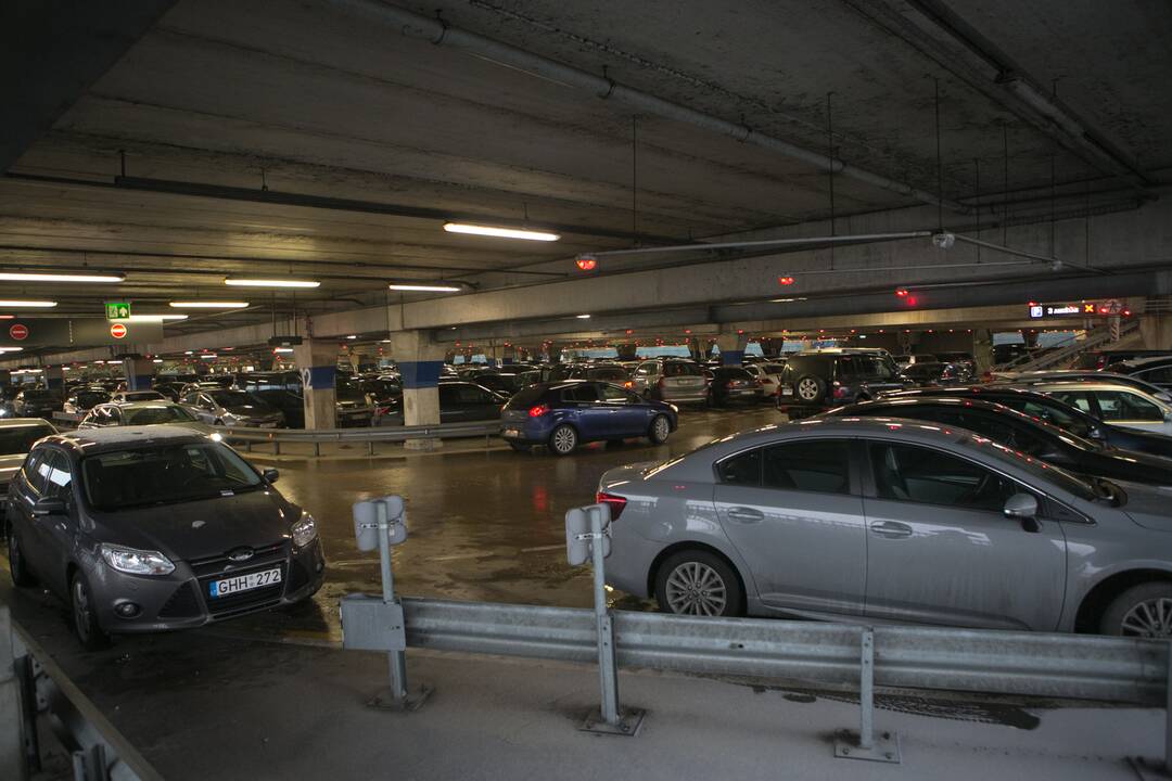 Prieš uždarant – pirkėjų minios Kauno prekybos centruose