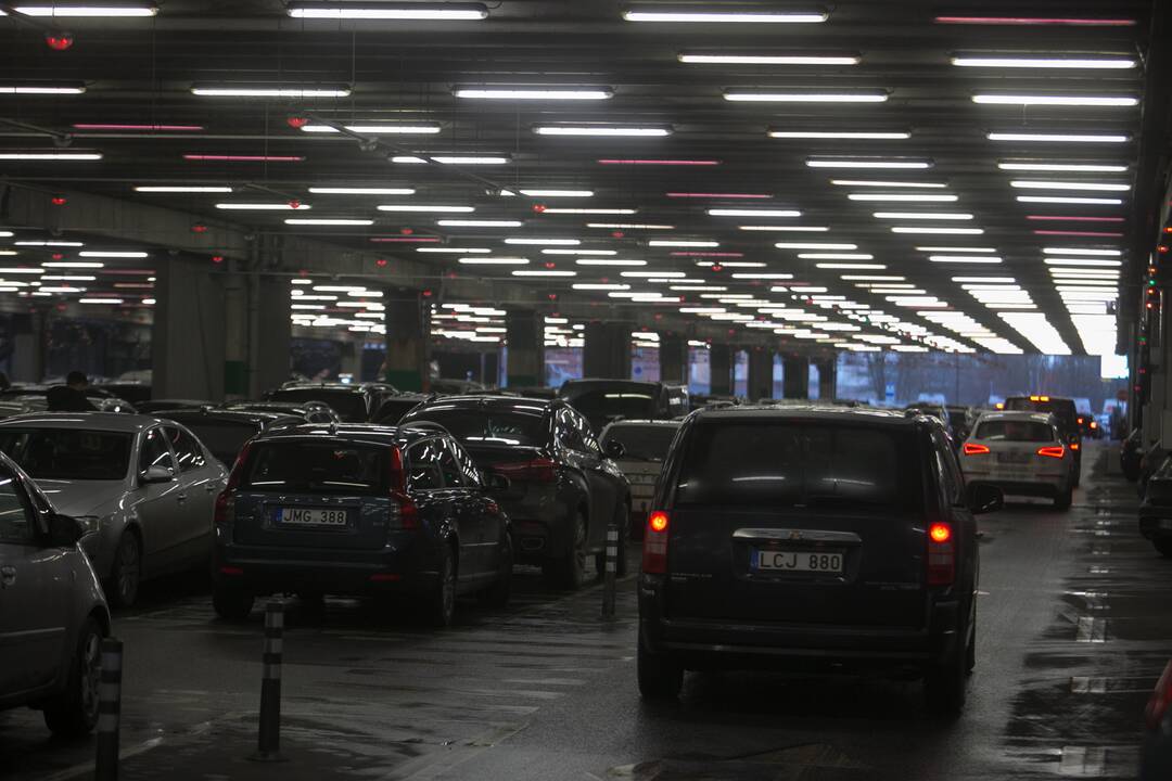 Prieš uždarant – pirkėjų minios Kauno prekybos centruose