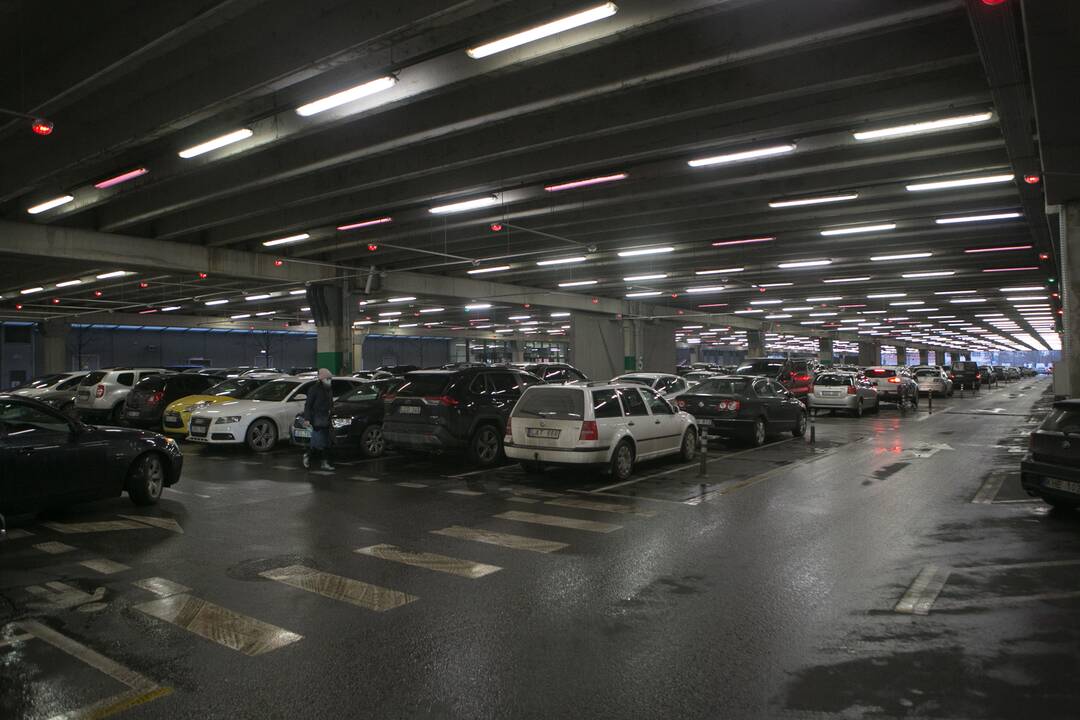 Prieš uždarant – pirkėjų minios Kauno prekybos centruose