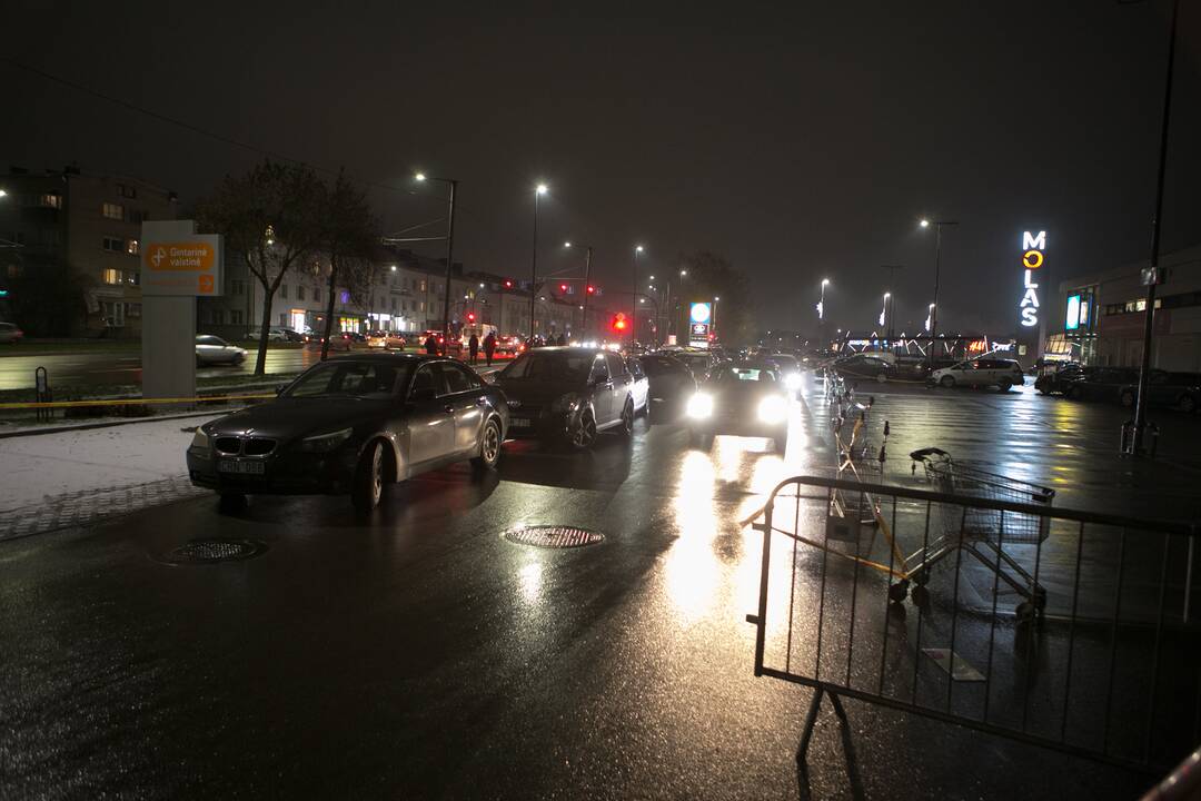 Kauniečiai užgulė prekybos centrus