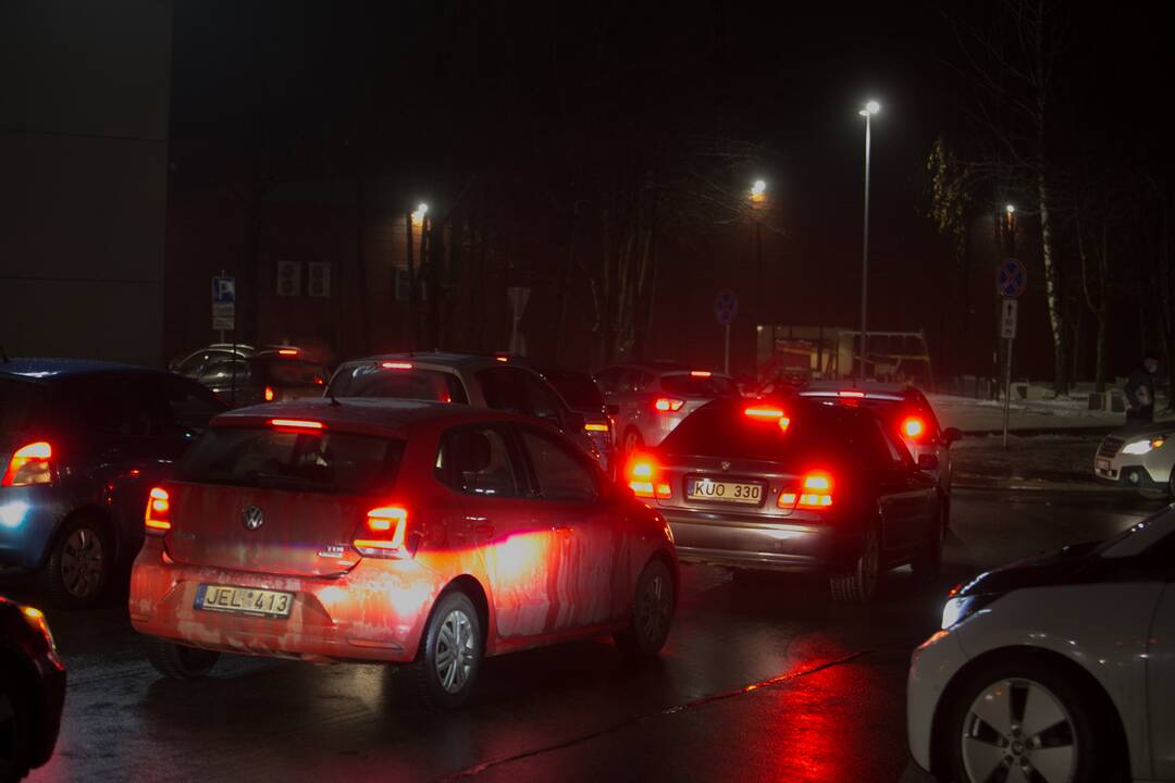 Kauniečiai užgulė prekybos centrus