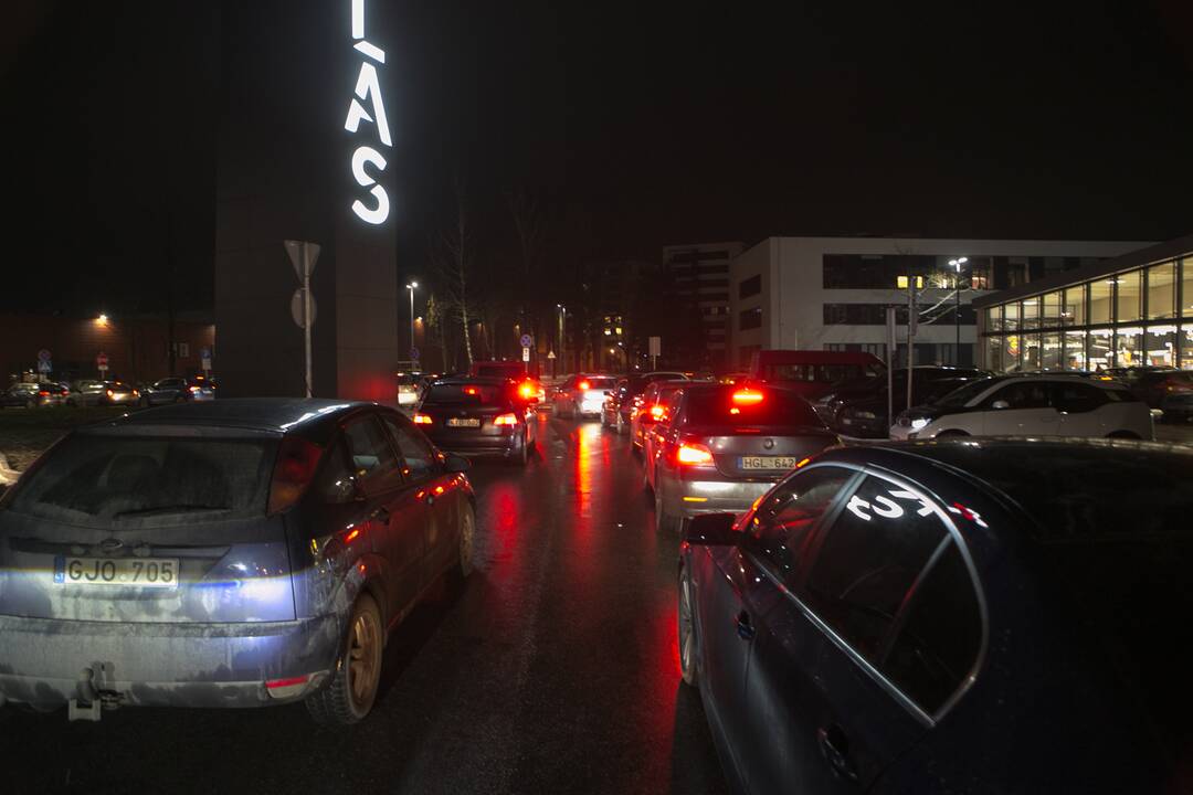 Kauniečiai užgulė prekybos centrus