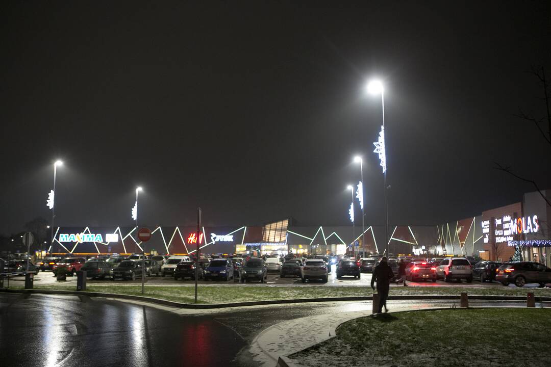 Kauniečiai užgulė prekybos centrus