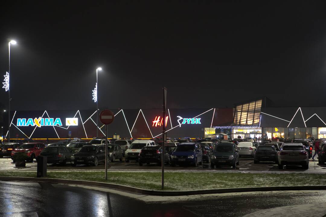 Kauniečiai užgulė prekybos centrus