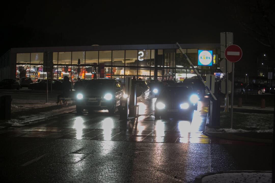 Kauniečiai užgulė prekybos centrus