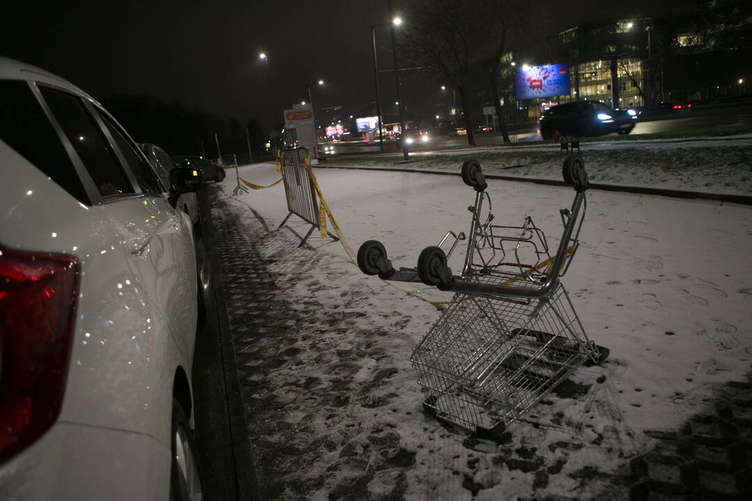 Kauniečiai užgulė prekybos centrus