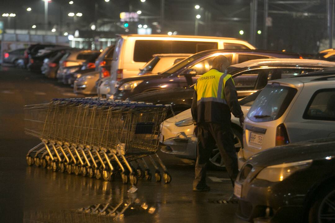 Kauniečiai užgulė prekybos centrus