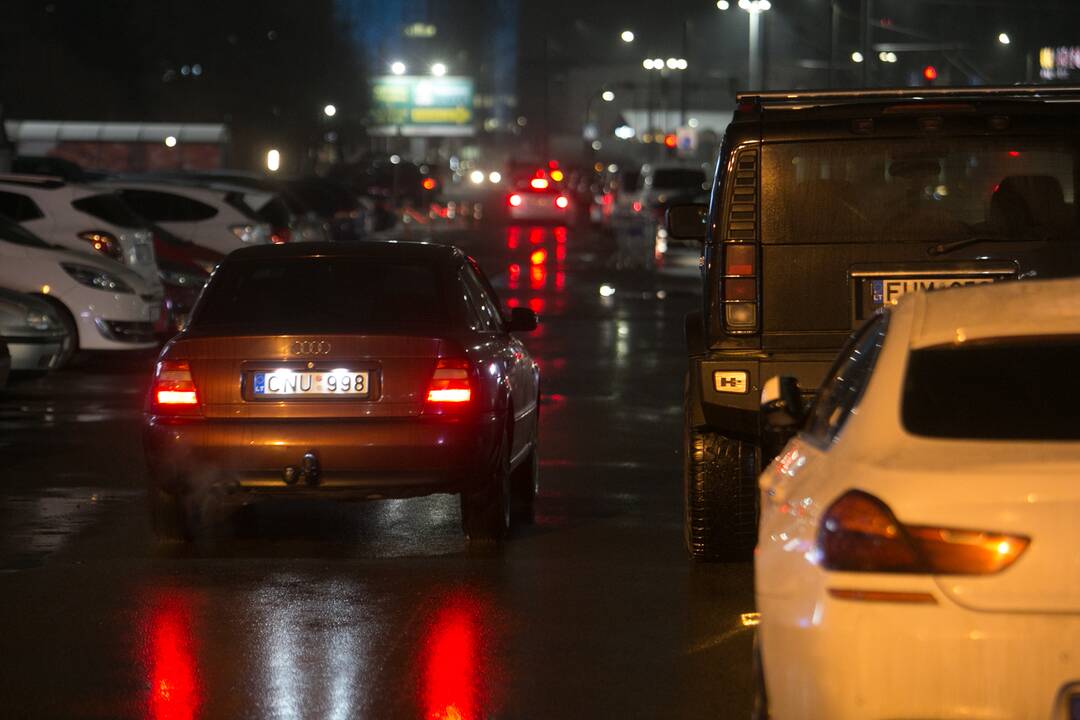 Kauniečiai užgulė prekybos centrus