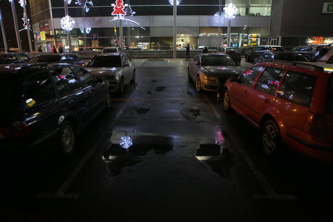 Kauniečiai užgulė prekybos centrus
