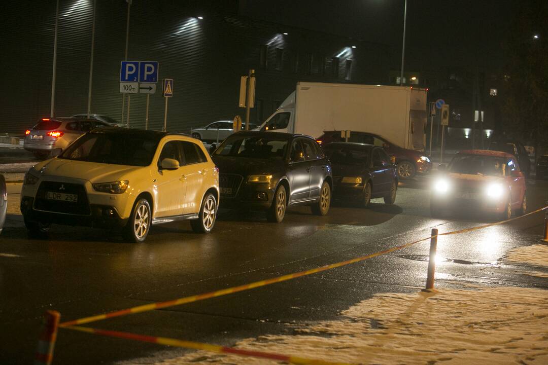 Kauniečiai užgulė prekybos centrus