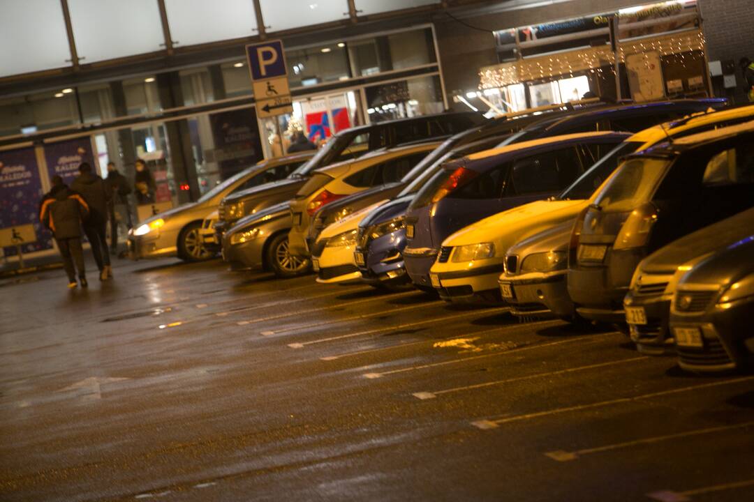 Kauniečiai užgulė prekybos centrus