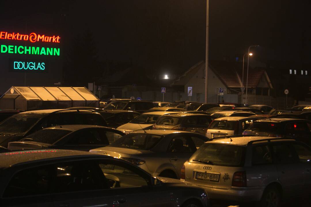 Kauniečiai užgulė prekybos centrus
