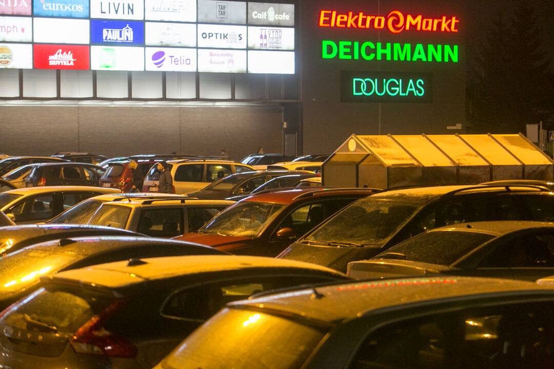 Kauniečiai užgulė prekybos centrus