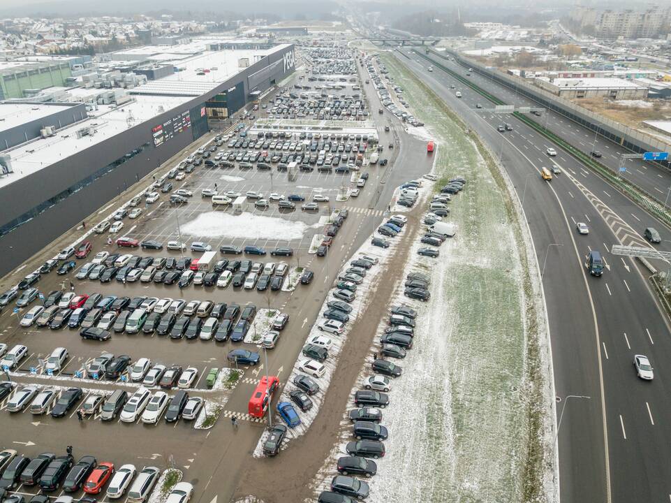 Prieš uždarant – pirkėjų minios Kauno prekybos centruose