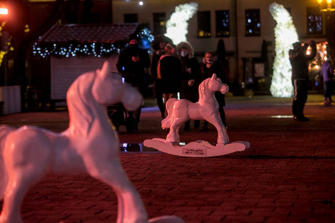 Pagerbiant COVID-19 aukas išjungta Kauno Kalėdų eglė