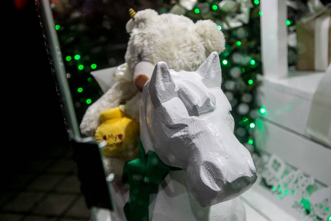 Pagerbiant COVID-19 aukas išjungta Kauno Kalėdų eglė