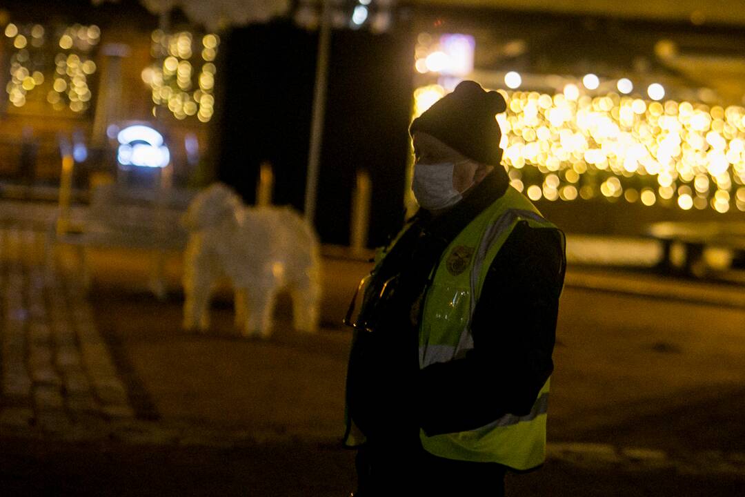 Pagerbiant COVID-19 aukas išjungta Kauno Kalėdų eglė
