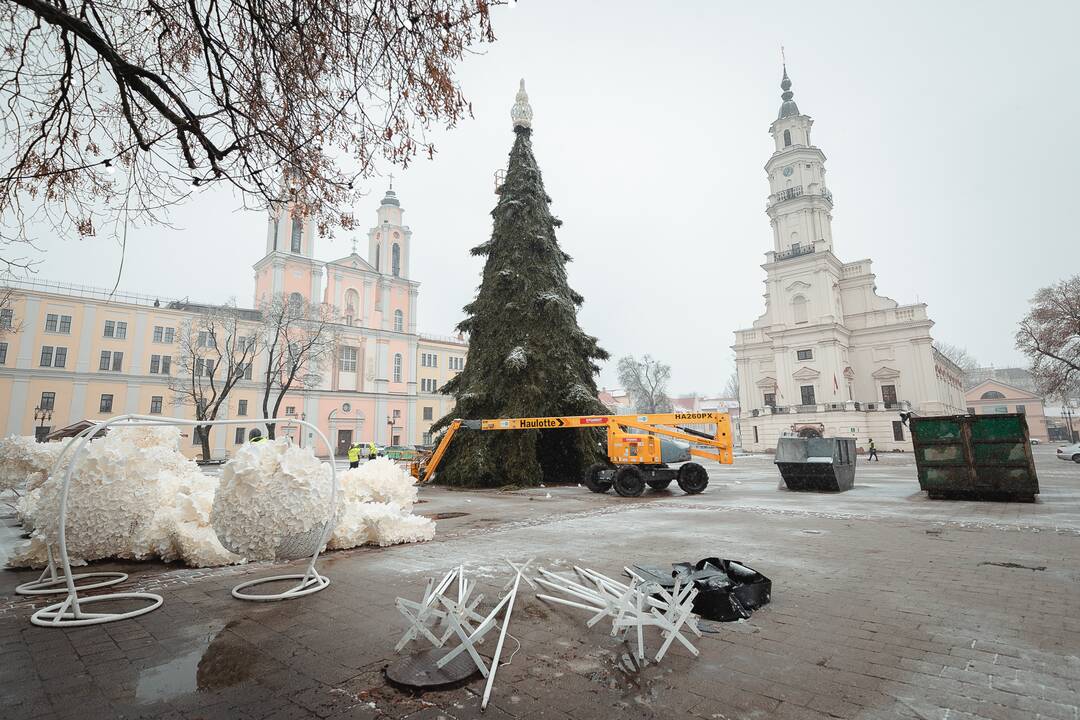 Išmontuojama „morenginė“ Kauno Kalėdų eglė