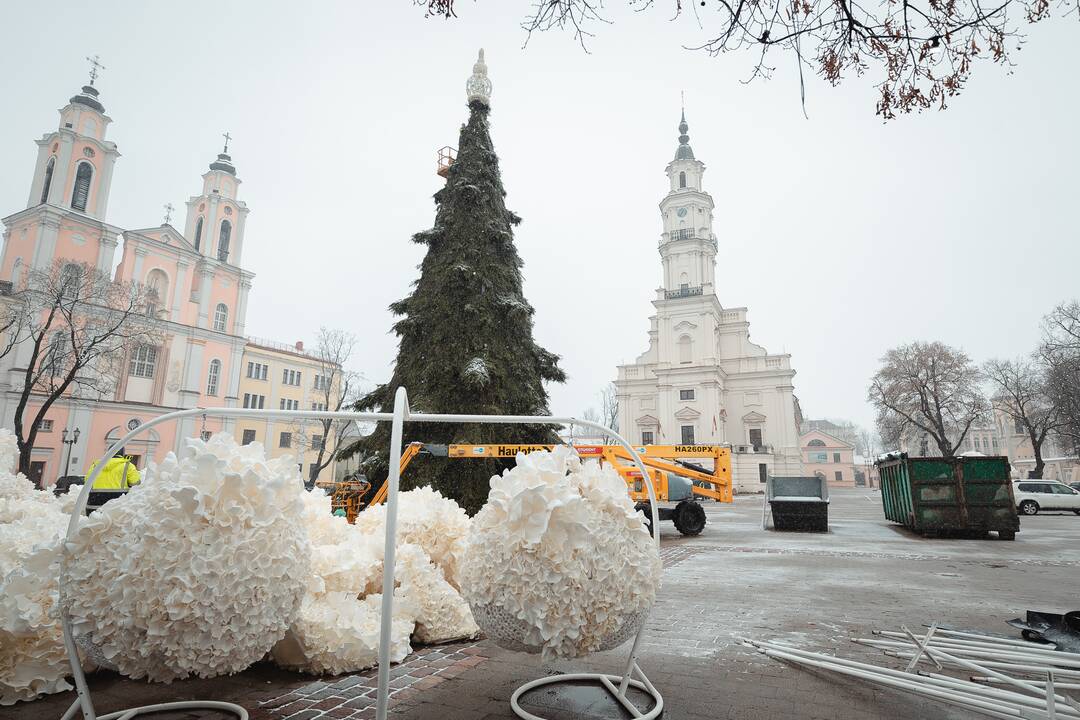 Išmontuojama „morenginė“ Kauno Kalėdų eglė