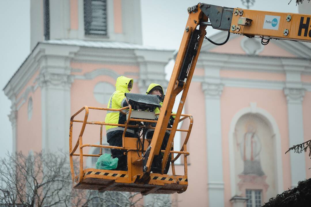 Išmontuojama „morenginė“ Kauno Kalėdų eglė