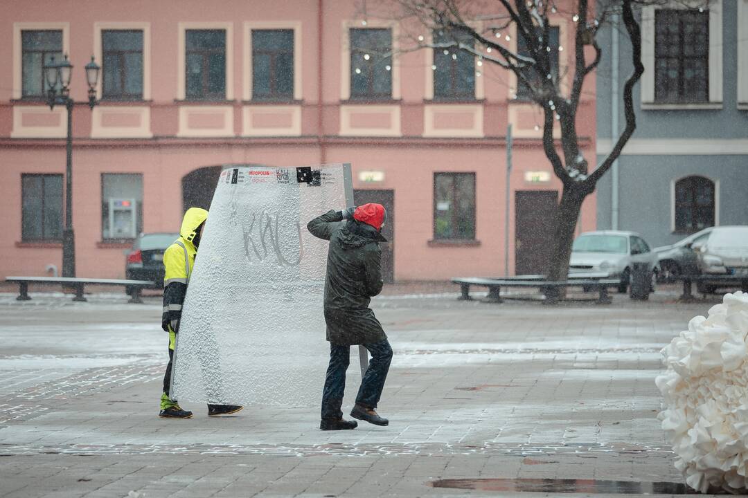 Išmontuojama „morenginė“ Kauno Kalėdų eglė