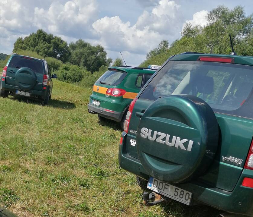 Įtarimai: ūkininkai D.Nekrošius ir R.Ramanauskienė svarsto, kad tikrintojus užsiundė tikrieji pievos naikintojai.
