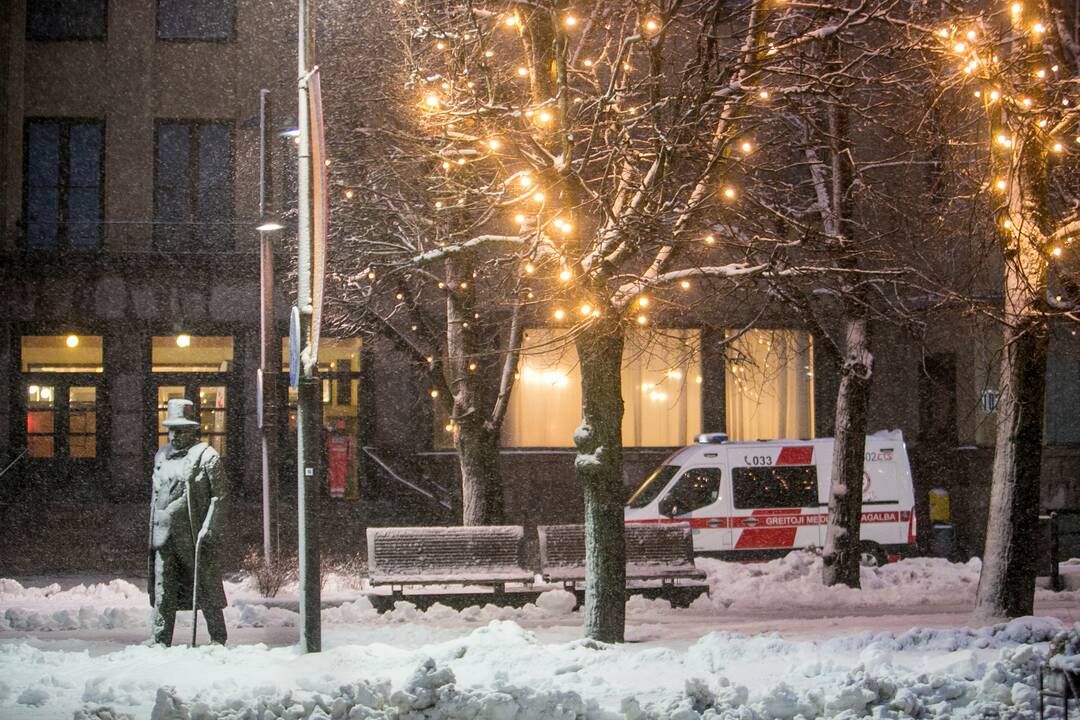 Kauną surakino sniego gniaužtai