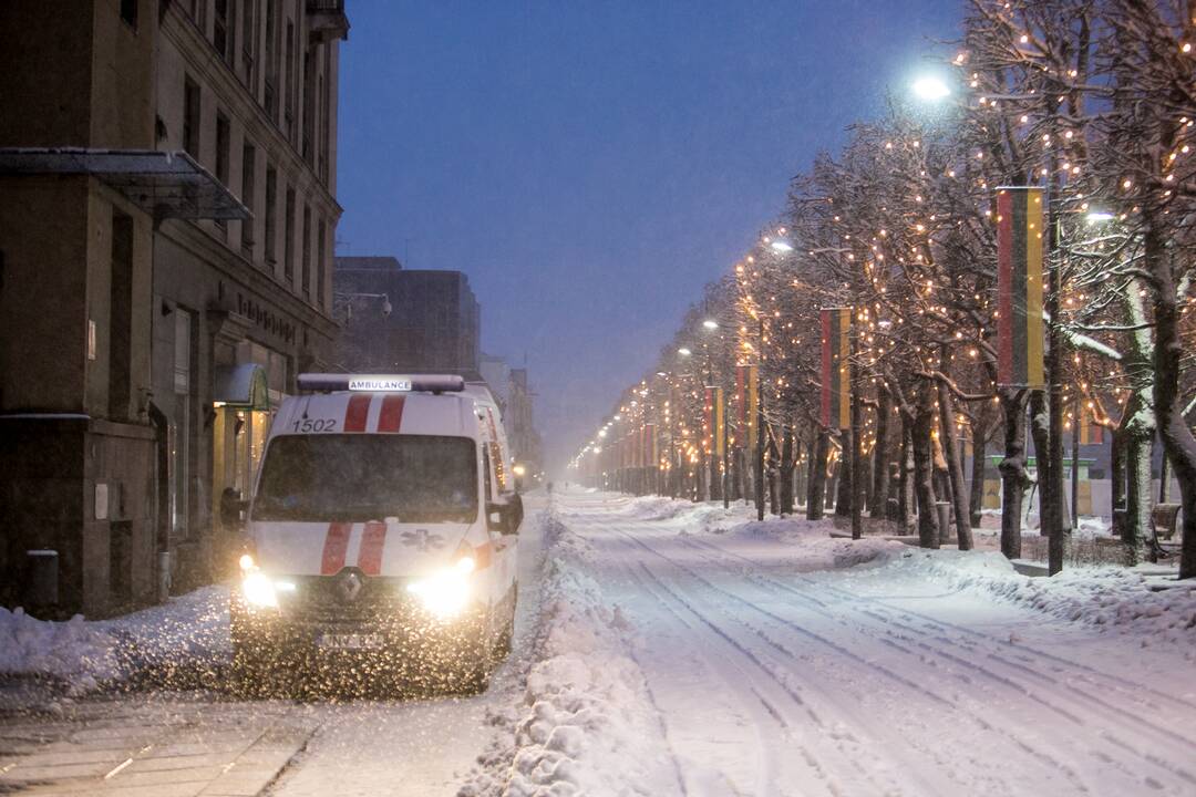 Kauną surakino sniego gniaužtai