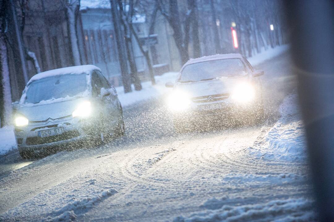 Kauną surakino sniego gniaužtai