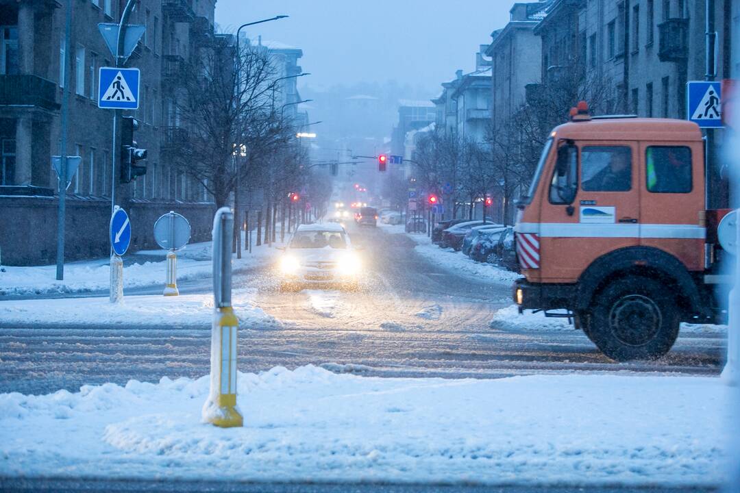 Kauną surakino sniego gniaužtai