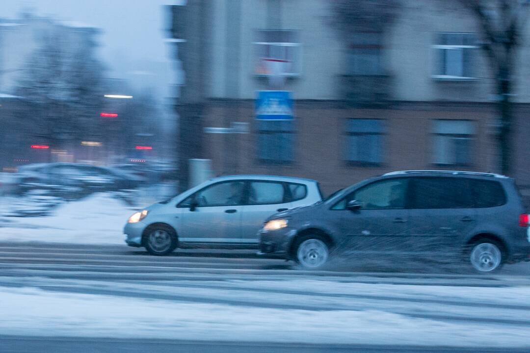 Kauną surakino sniego gniaužtai