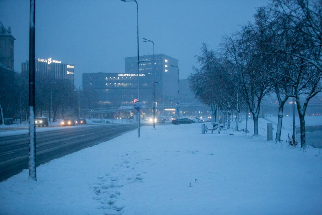 Kauną surakino sniego gniaužtai
