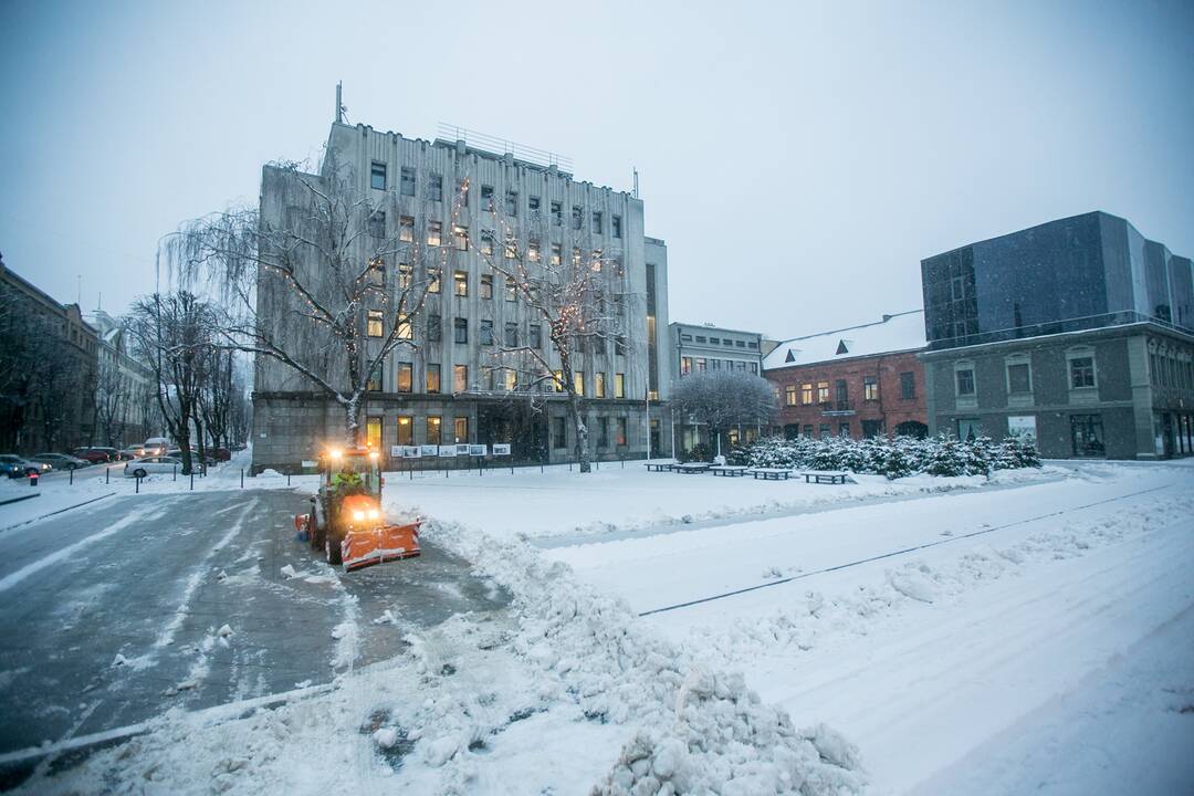 Kauną surakino sniego gniaužtai