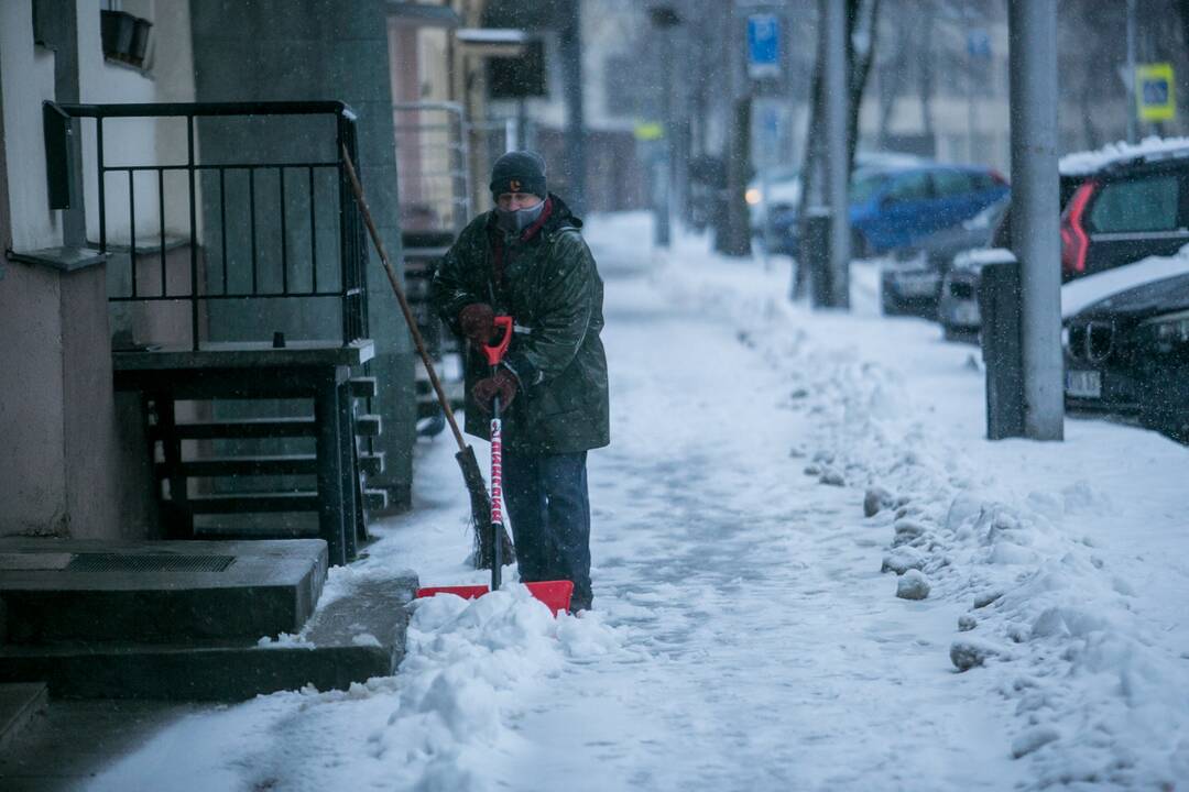 Kauną surakino sniego gniaužtai