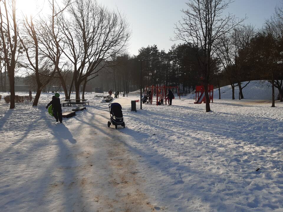 Saulėtos dienos išginė kauniečius į parkus